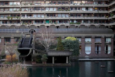 Konut binasının iç bahçesinde bir havuz.