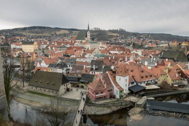 Çek Cumhuriyeti 'nin Cesky Krumlov şehrinin bulutlu bir gününde, arka planda Eyalet Kalesi ve Şatosu Cesky Krumlov' un manzarası