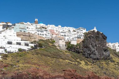 İmerovigli köyü Yunanistan 'ın Skaros kayalık burunlarından izlendi