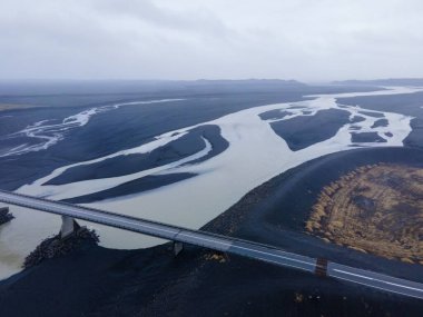 İzlanda 'daki büyük bir nehir yatağı ve delta buzul nehir sisteminin hava aracı görüntüsü.