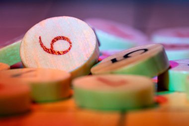 Bir yığın ahşap, sayılı, yuvarlak jetonlar.