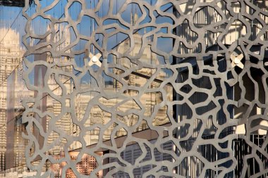 Marsilya Katedrali 'nin modern cam penceredeki bulanık yansıması.