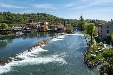 İtalya, Veneto 'da bulunan Borghetto Sul Mincio' nun kuş bakışı görüntüsü