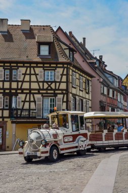 Fransa 'nın Alsace kentindeki Colmar kentindeki turistik tren.