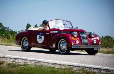 Flat 1100 Derby Bertone 1944 Mille Miglia 2022 rallisinde eski bir yarış arabasında