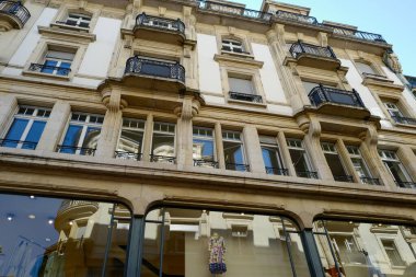 İsviçre, Lozan 'da eski tip bir taş binanın alçak açısı.