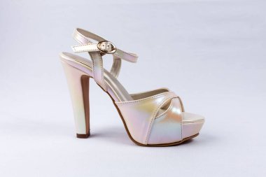 beyaz zemin üzerinde ayakkabı