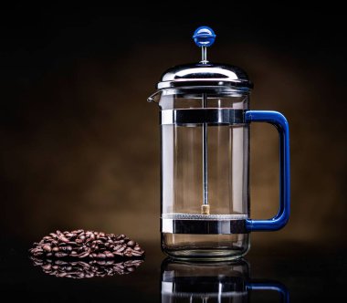 Fransız presi ve kahve çekirdeklerini yakından çek.