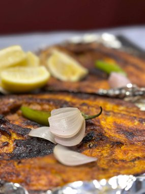Sarımsaklı ızgara balığın dikey yakın çekimi..
