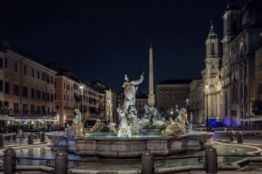 Gece Piazza Navona manzarası. Roma, İtalya.