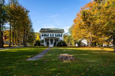 Lackawaxen 'daki Delaware Nehri' ndeki Roebling Inn Pansiyonu 'nun güzel bir manzarası.