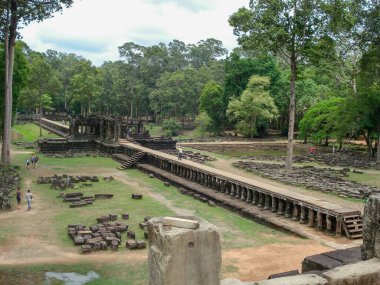 Angkor Wat, Kamboçya 'da ağaçlarla çevrili bir tapınağın görüntüsü.