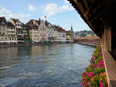 Lucerne, İsviçre 'de bir su kanalı kenarındaki geleneksel binaların güzel bir görüntüsü.