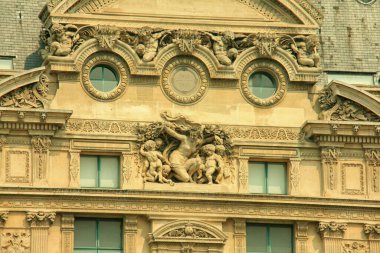 Paris, Fransa 'da Louvre Müzesi' nin güzel bir görüntüsü.