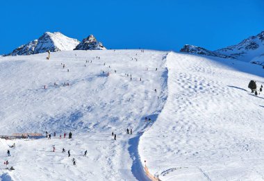 Avusturya 'nın Otztal kentindeki Kuhtai kayak merkezinde kar yağışlı bir kış günü kayak yapan turistlerin hava görüntüsü