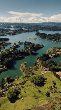 Kolombiya 'daki Piedra del Penol' den Guatape 'in güzel göl manzarası.