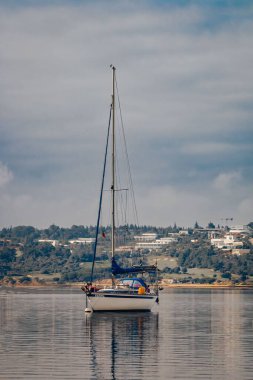 Portimao, Algarve, Portekiz 'deki Alvor Nehri' ndeki bir teknenin dikey görüntüsü.