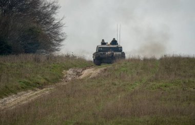Ordu tankları, Wiltshire İngiltere 'deki bir askeri tatbikatta görev yapıyor.