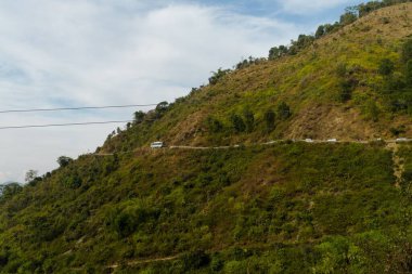 Gün doğarken Dağ Vadisi. Doğal yaz manzarası
