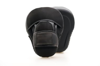 Beyaz arka planda izole edilmiş bir çift siyah boks pedi.