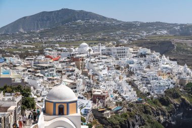 Yunanistan 'ın Santorini kentindeki yoğun nüfuslu Fira şehrine karşı kubbesi olan güzel bir kilise.