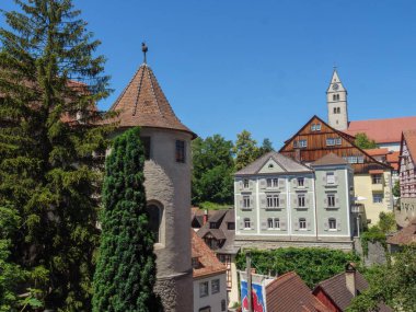 Uzakta Bakire Meryem 'in Ziyareti Kilisesi' nin bulunduğu eski binalar, Meersburg, Baden-Wurttemberg, Almanya