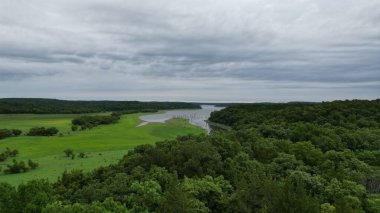 Amerika 'daki yemyeşil ormanlarla çevrili Ozarks Gölü' nün insansız hava aracı görüntüsü.