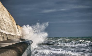 Deniz dalgaları kıyıya çarpıyor. Saltdean, İngiltere.