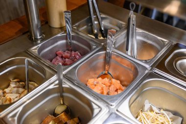 Metal tabaktaki bir tabak için farklı malzemelerin yakın plan çekimi.