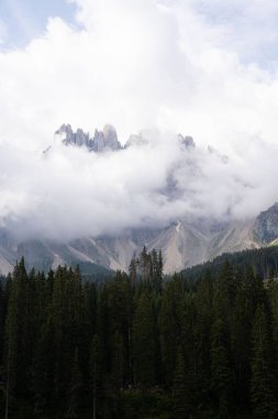 İtalya 'da sisle kaplı güzel bir Dolomitler manzarası.