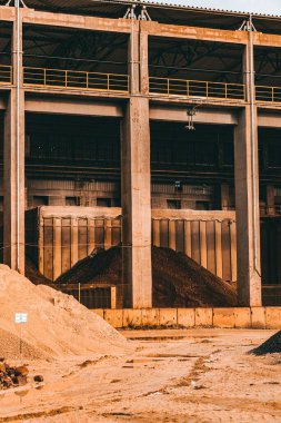 Beton ve taş yığınları olan bir yapının düzenli bir görüntüsü.