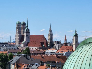 Almanya 'da mavi gökyüzü altında Münih' in güzel bir manzarası