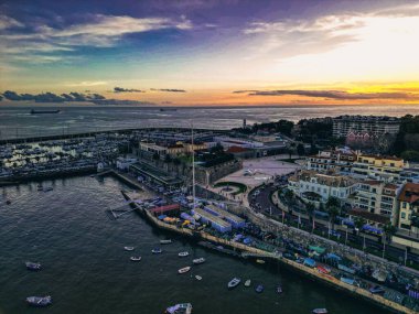 Portekiz, Cascais Limanı üzerinde manzaralı bir gün batımı