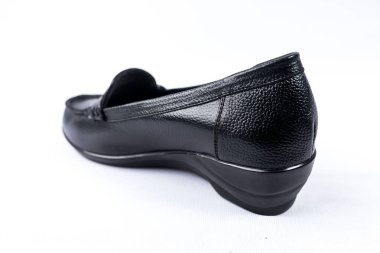 beyaz zemin üzerinde ayakkabı