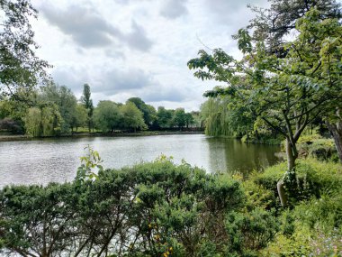 İngiltere 'de bulutlu bir günde Walsall Botanik Parkı' nın güzel bir manzarası..