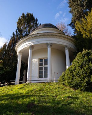 Bergpark Wilhelmshohe, Kassel, Hesse, Almanya 'daki Jussow Tapınağı' nın dikey çekimi.