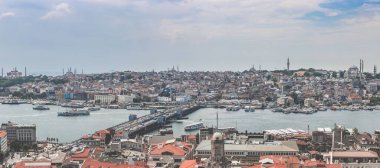 Türkiye 'nin İstanbul kentinin bulutlu bir günde Boğaz' daki panoramik manzarası