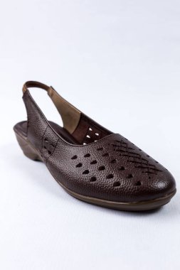 beyaz zemin üzerinde ayakkabı