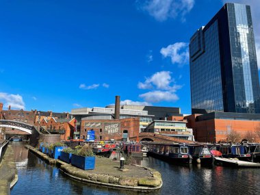 Bağlı teknelerle Benzin Sokağı Havzası Kanalı manzarası. Birmingham, İngiltere, İngiltere.