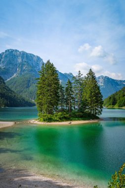 İtalya, Tarvisio yakınlarındaki Lago del Predil 'de yemyeşil suların ve yemyeşil suların nefes kesici manzarası.
