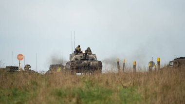 Ordu tankları askeri tatbikat için harekete geçti.