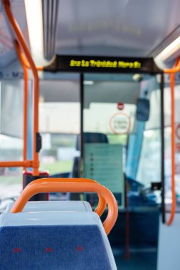 Modern toplu taşıma araçlarının dikey çekimi ve koltuk tutacağı