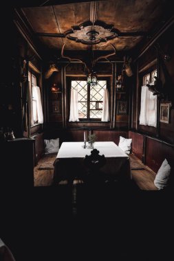 İtalya 'nın Güney Tyrol bölgesinde geleneksel Schtube' un dikey çekimi