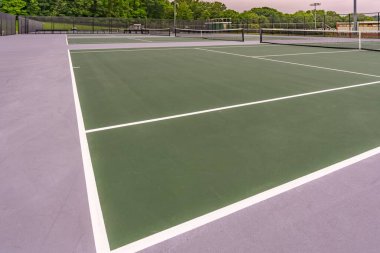 Beyaz çizgileri olan yeni açık yeşil tenis kortları.