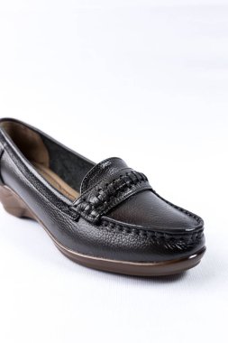 beyaz zemin üzerinde ayakkabı