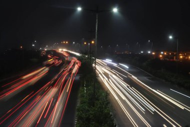 Gece yoldaki ışık yollarının yüksek açılı görüntüsü