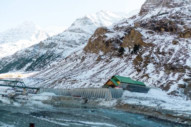 İkonik Atal Tüneli Himalayalar 'da bir mühendislik harikasıdır.