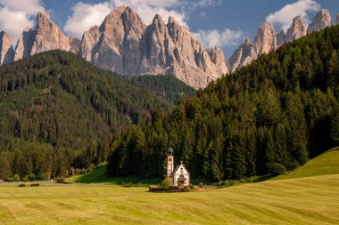St. John Kilisesi, Güney Tyrol 'daki engebeli dağlara karşı yeşil dağlardan oluşan harika bir arazide.