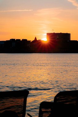 Gün batımında deniz manzarasının dikey görüntüsü.