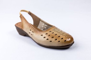 beyaz zemin üzerinde ayakkabı